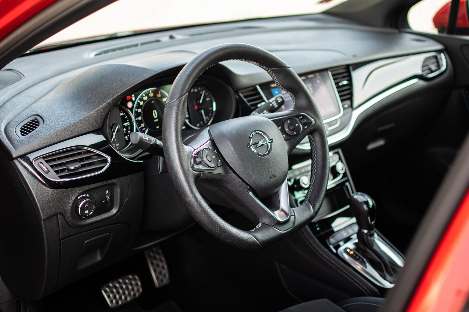 Test: Opel Astra 1.4 Turbo CVT interiér