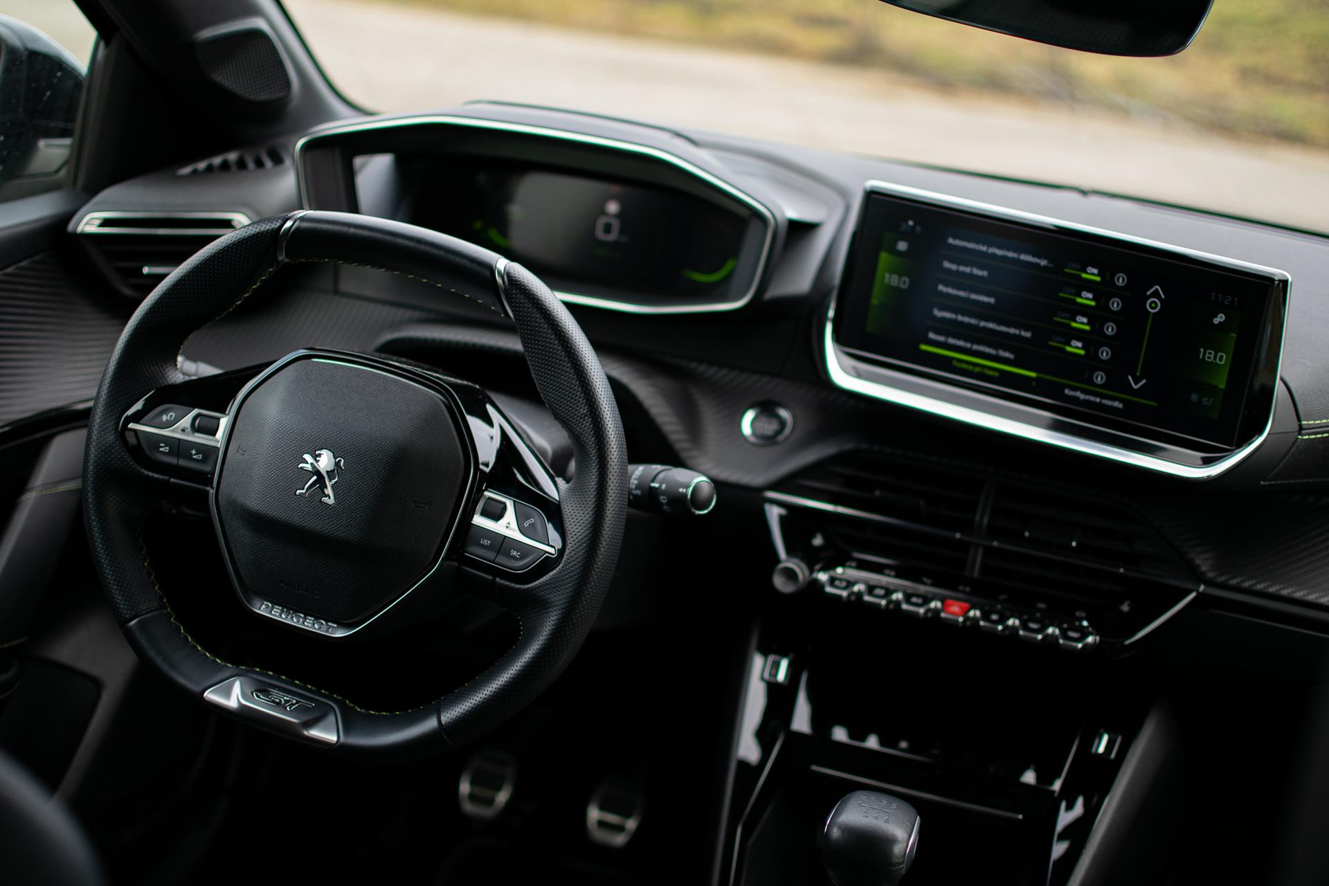 Interiér testovaného vozu Peugeot 208 - recenze francouzského lvíčete