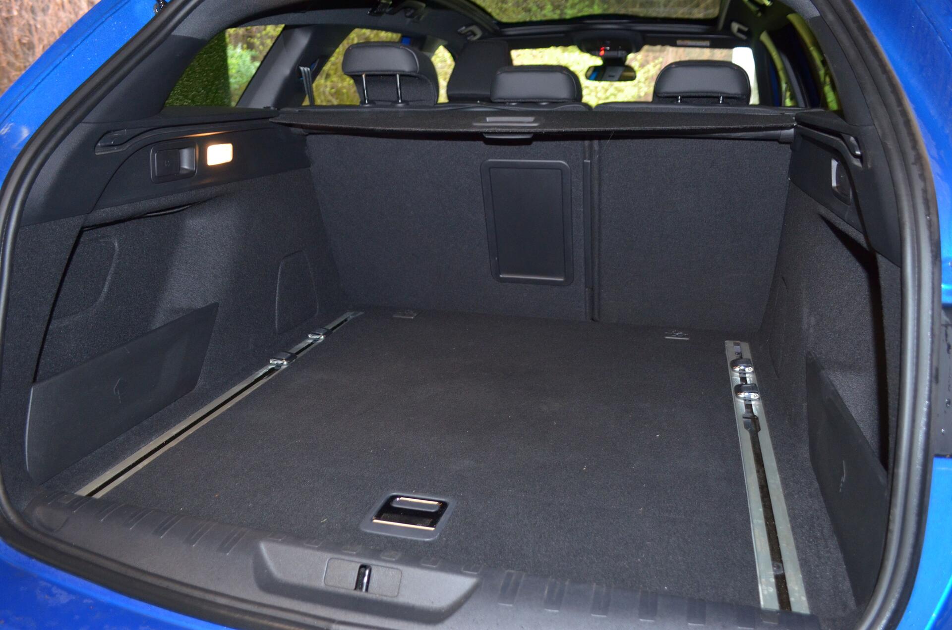 Zavazadelník u kombíku Peugeot 308 SW