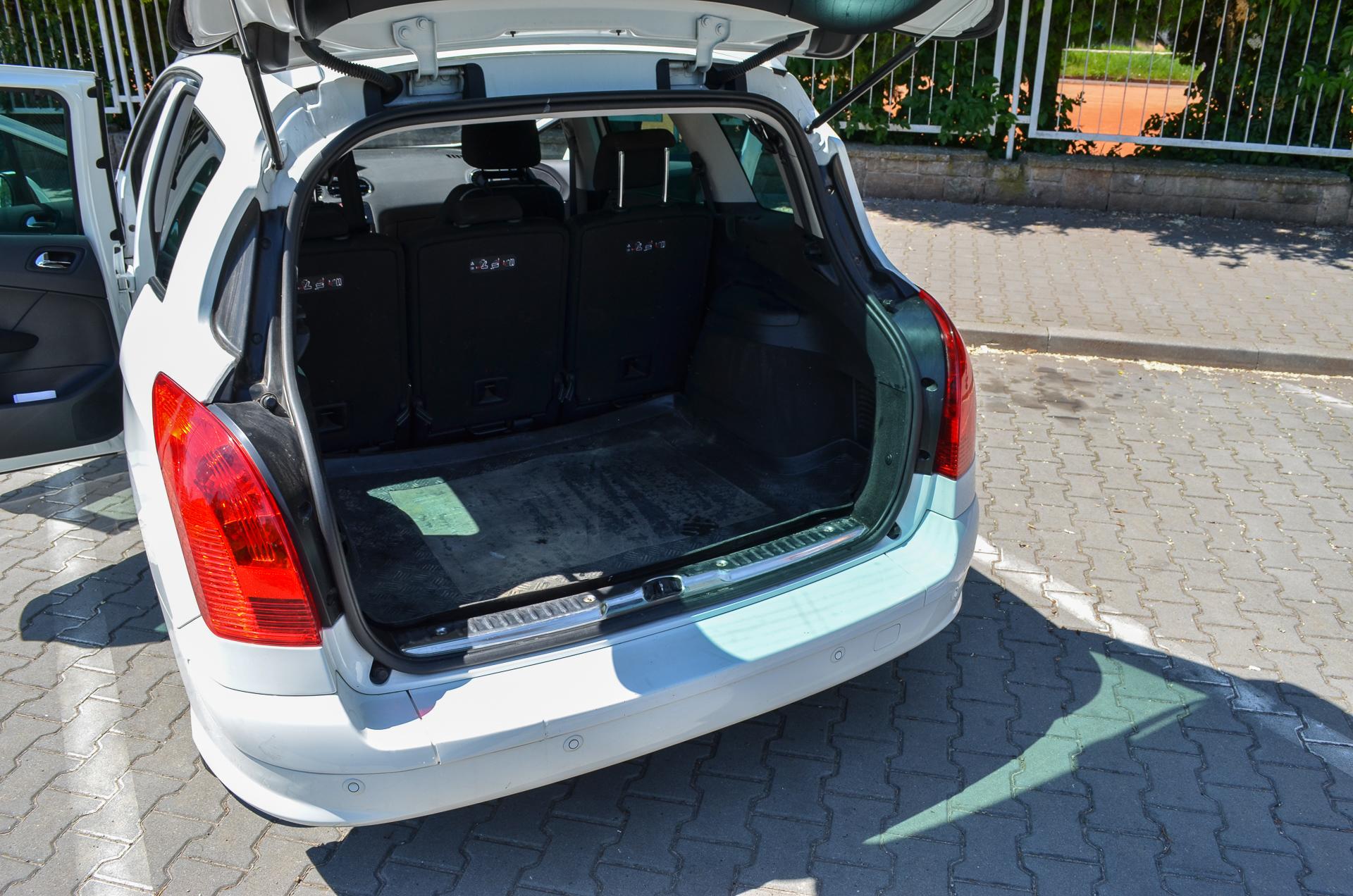 Peugeot 308 SW má poměrně prakticky řešený úložný prostor
