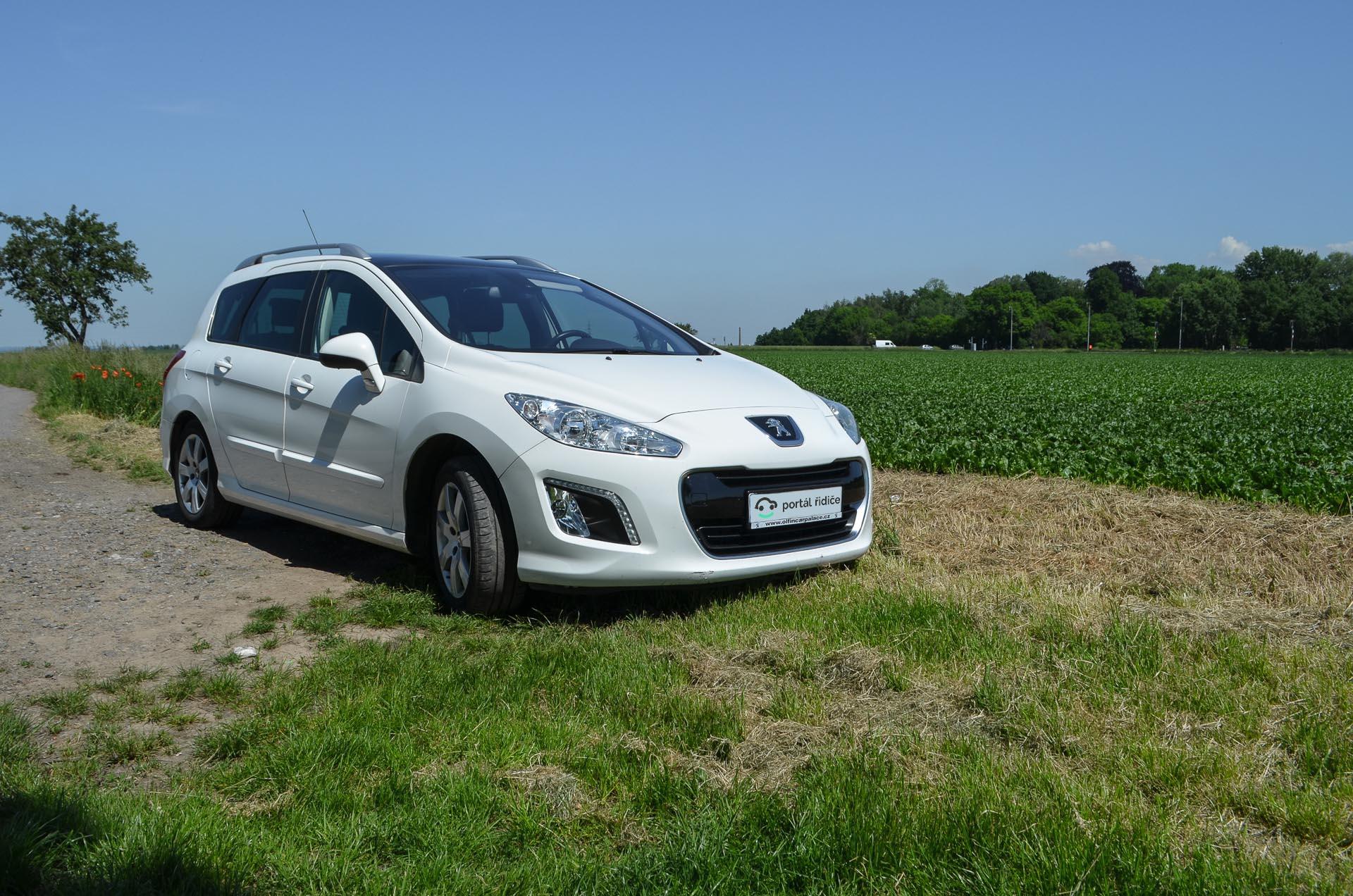 Peugeot 308 SW vypadá zepředu poměrně dynamicky