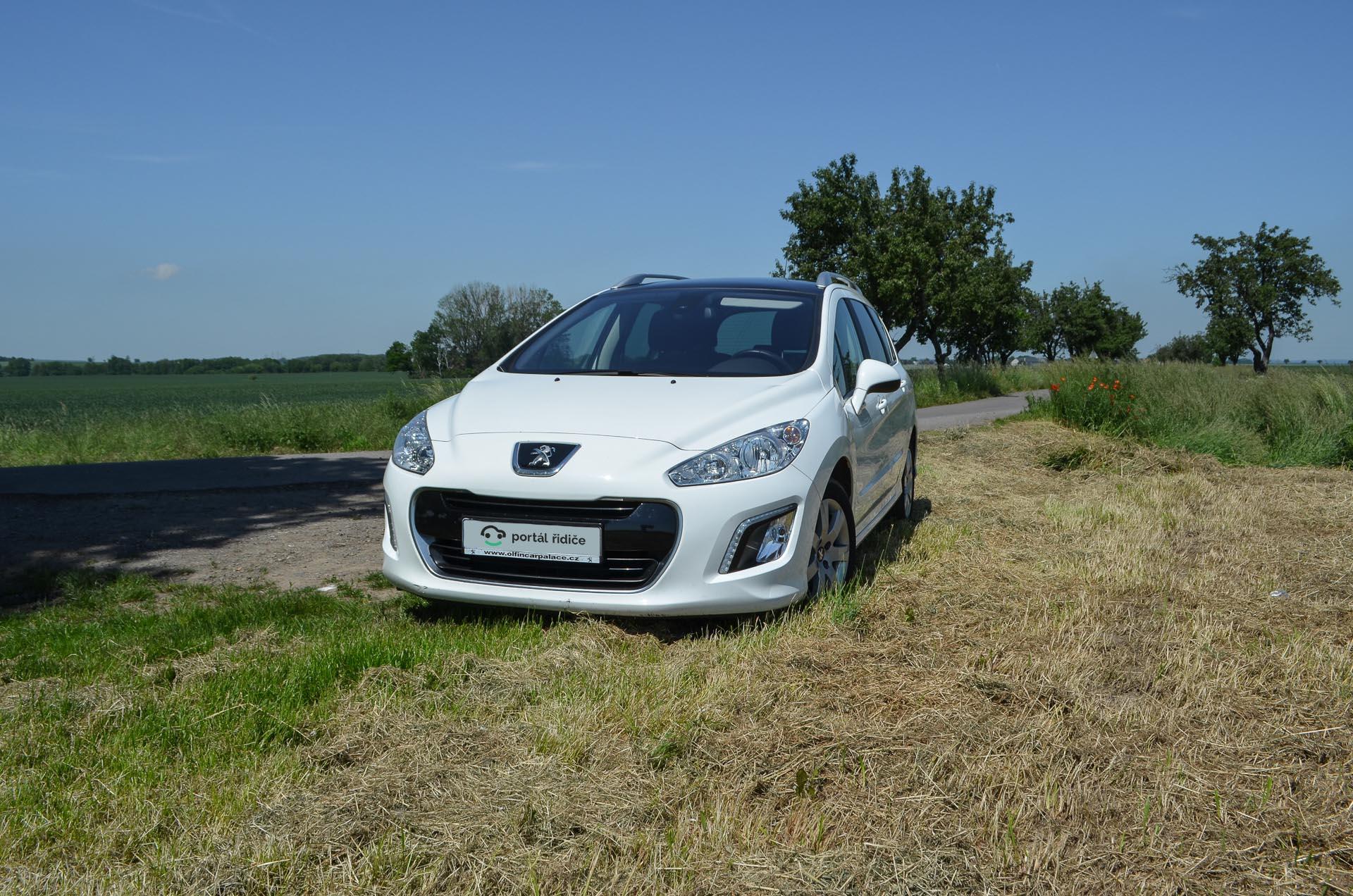 Peugeot 308 SW vypadá zepředu poměrně dynamicky