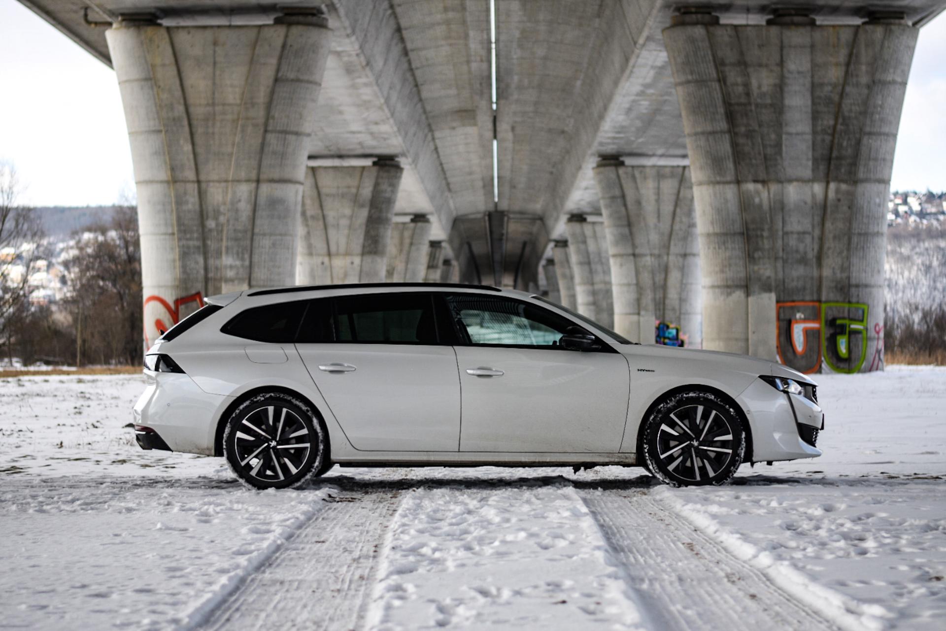 Peugeot 508 hybrid - testované auto z boku