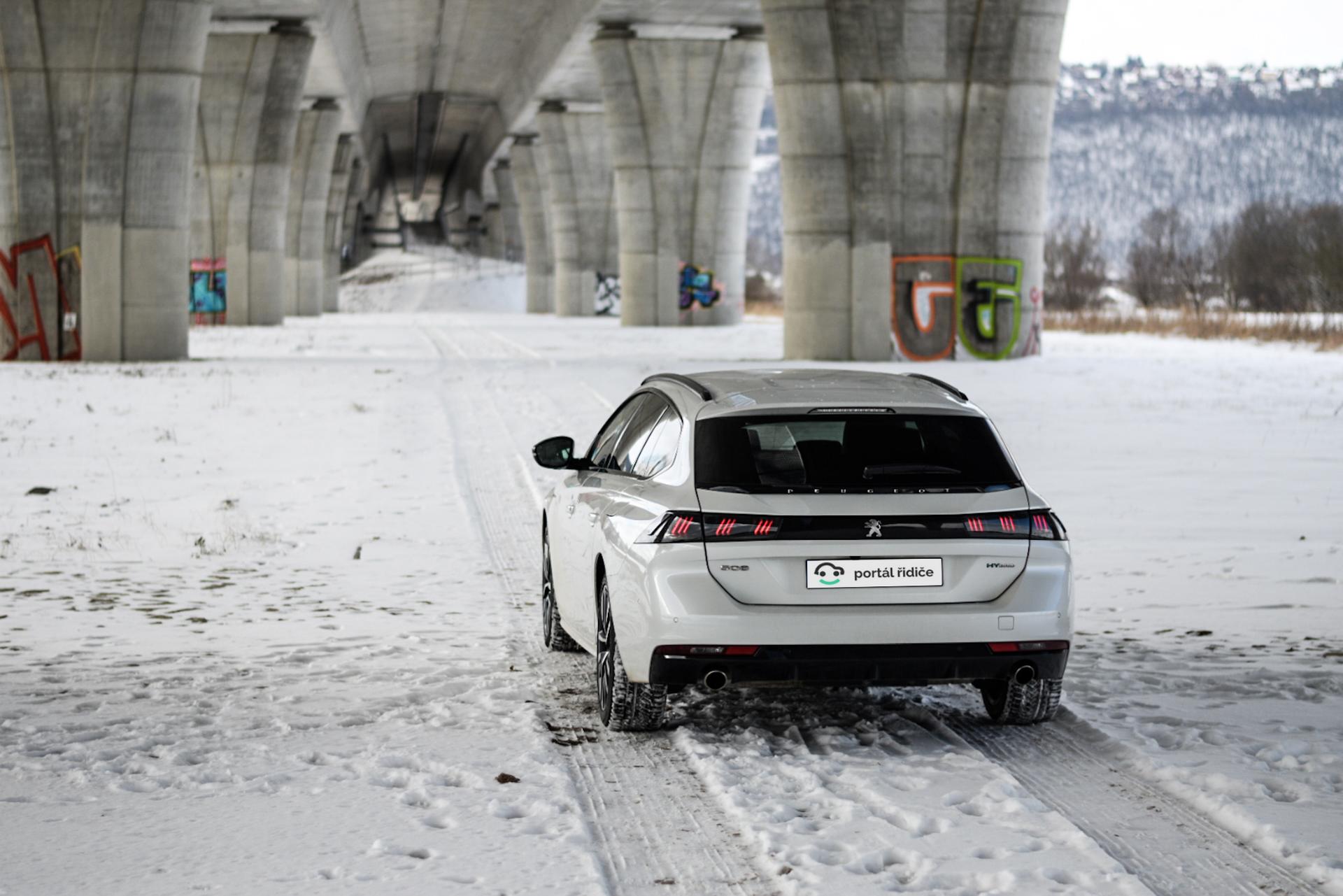 Peugeot 508 hybrid - zadní pohled