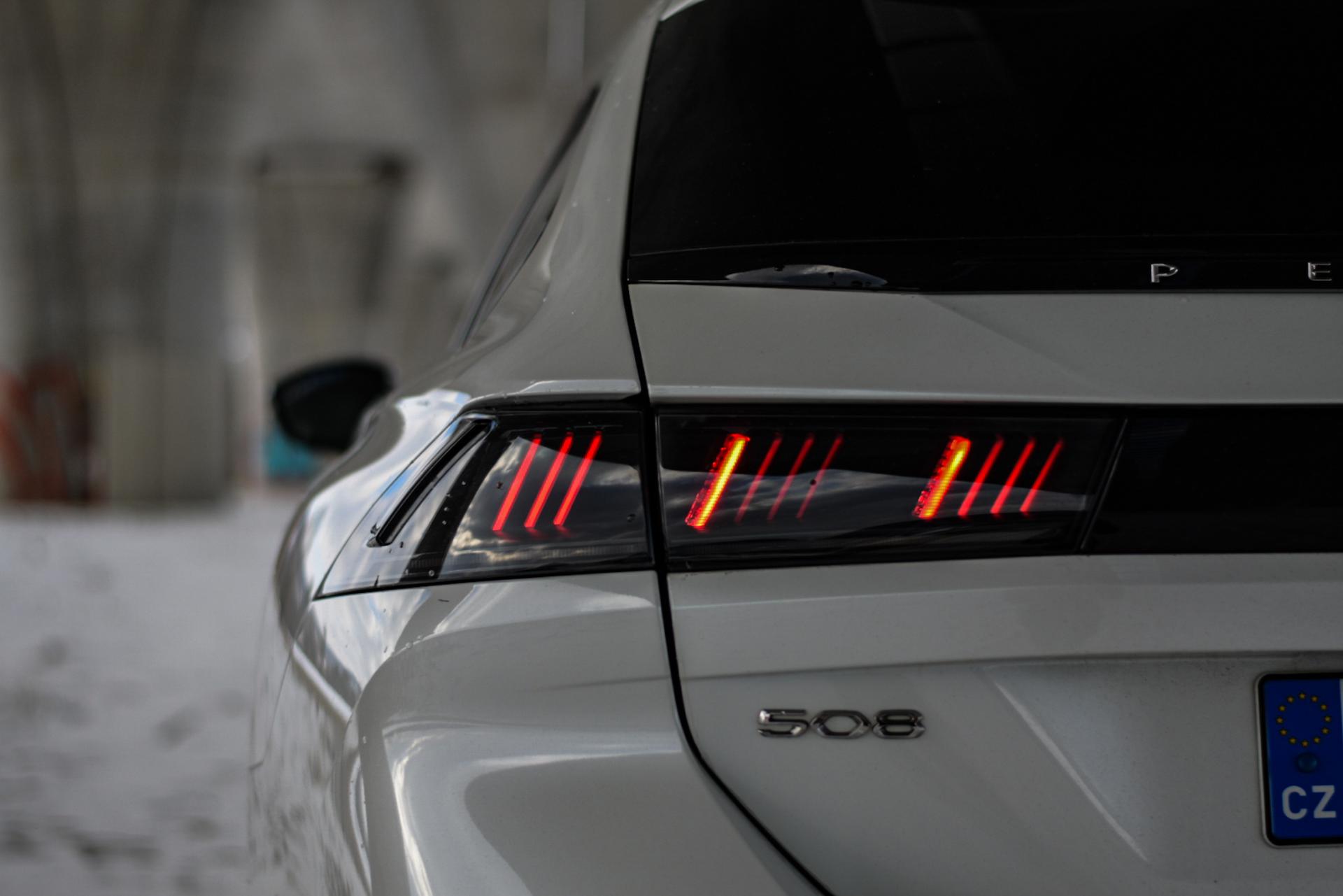 Peugeot 508 hybrid - zadní světla