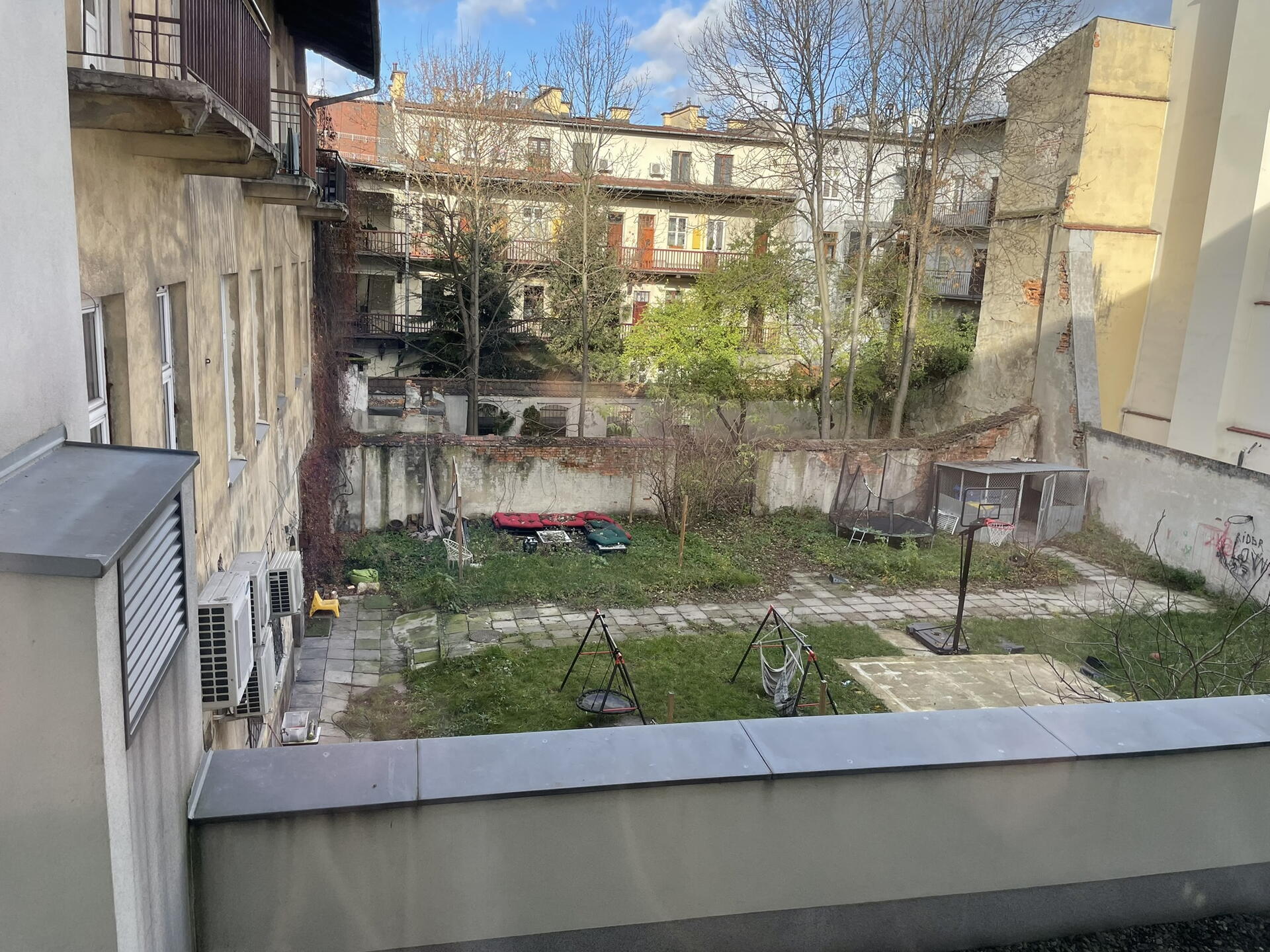 Pokoj hotelu - výhled do vnitrobloku