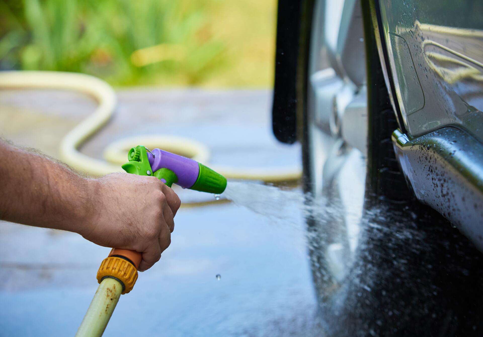 Poradíme, jak nejlépe umýt auto ručně doma