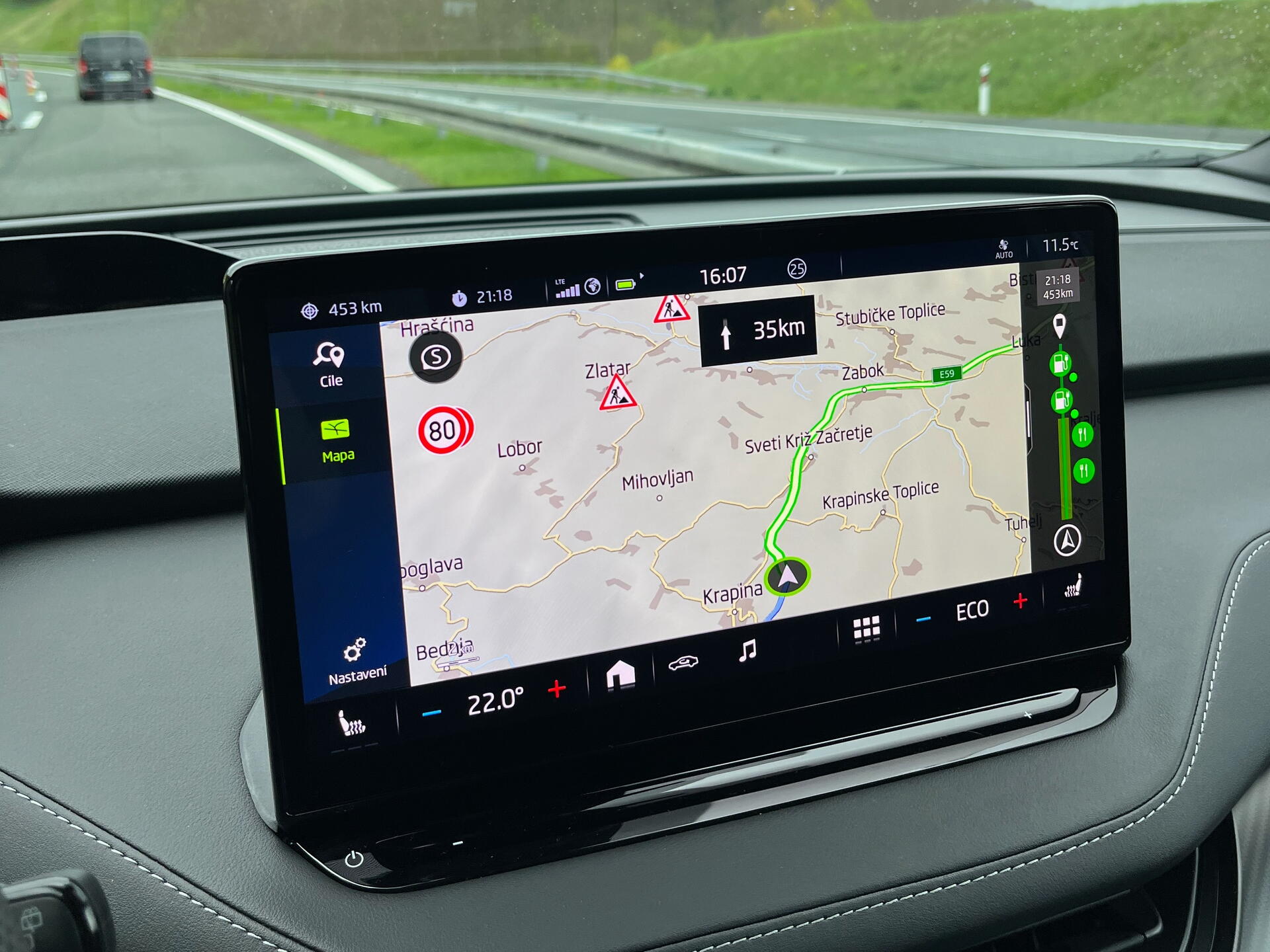 Porovnání plánování trasy Volvo EX30 vs. Škoda Enyaq