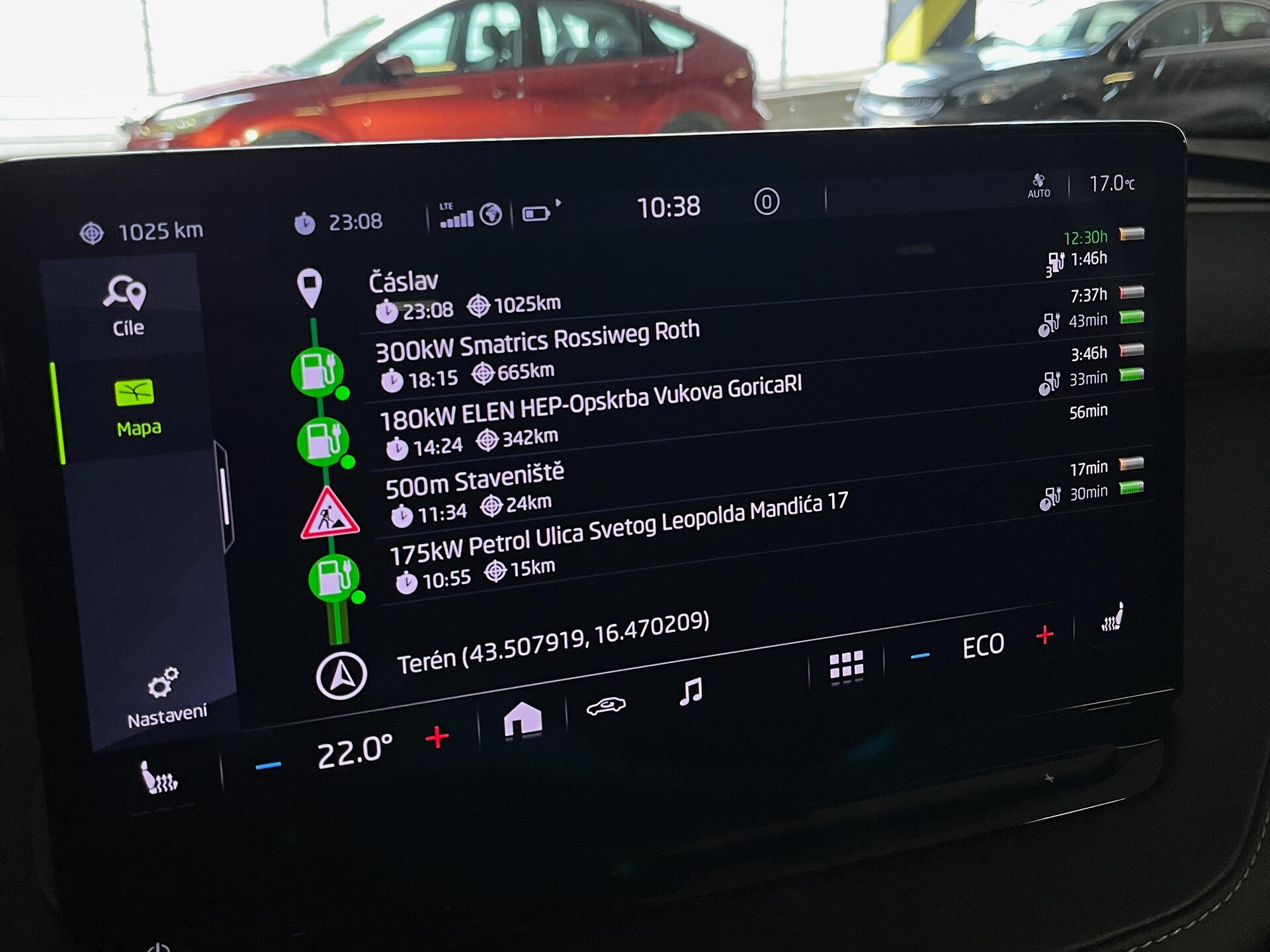 Porovnání plánování trasy Volvo EX30 vs. Škoda Enyaq
