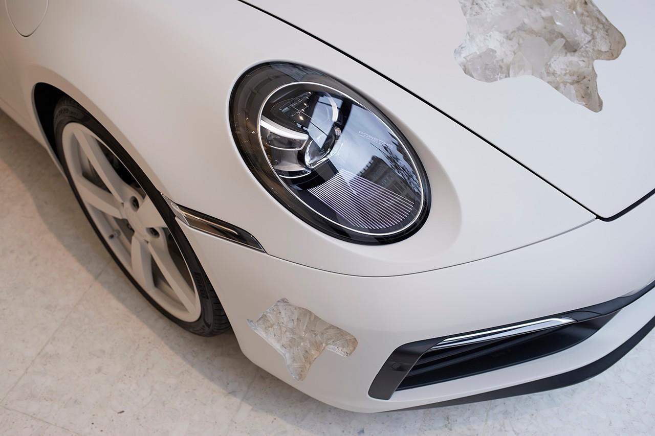Porsche 911 se stalo uměleckým dílem. Jsou v něm díry s krystaly