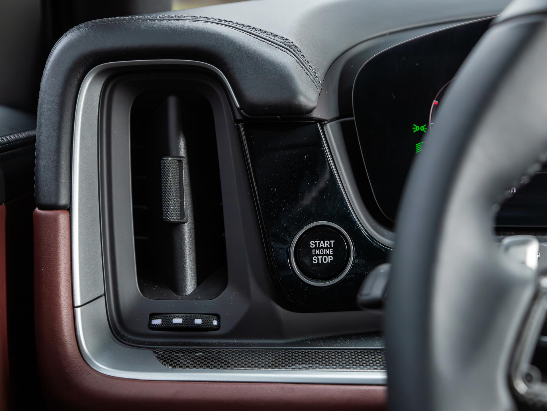 Porsche se startuje vlevo. Proč?
