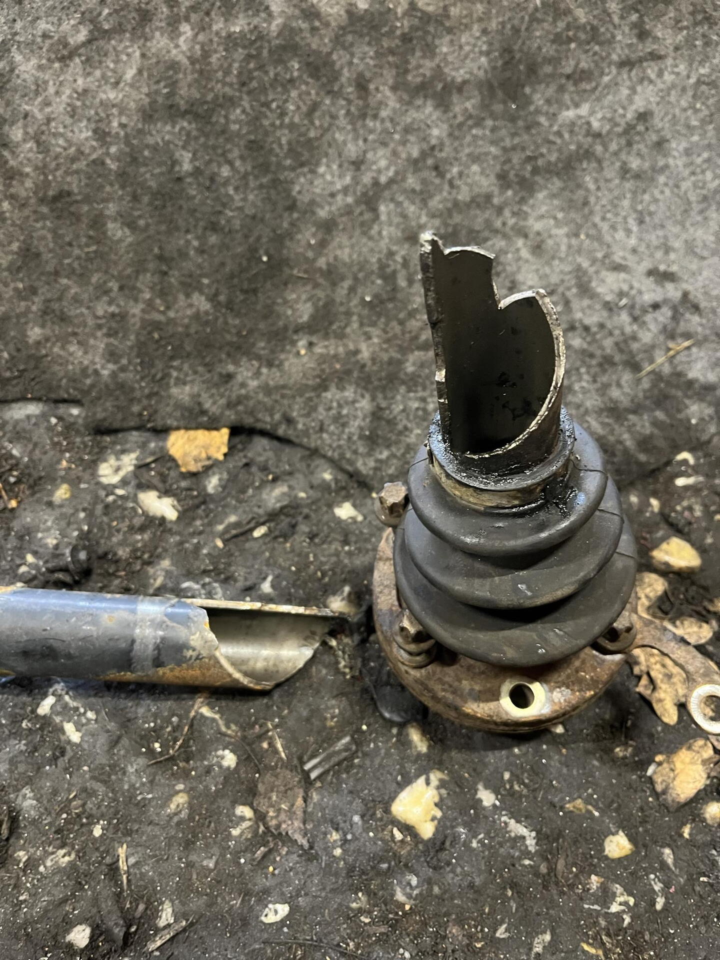 Prasklá poloosa BMW E46