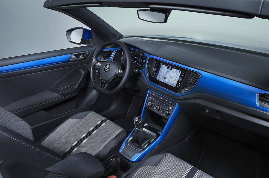 Přístrojová deska a palubní počítač s modrými designovými prvky Přístrojová deska a palubní počítač s modrými designovými prvky