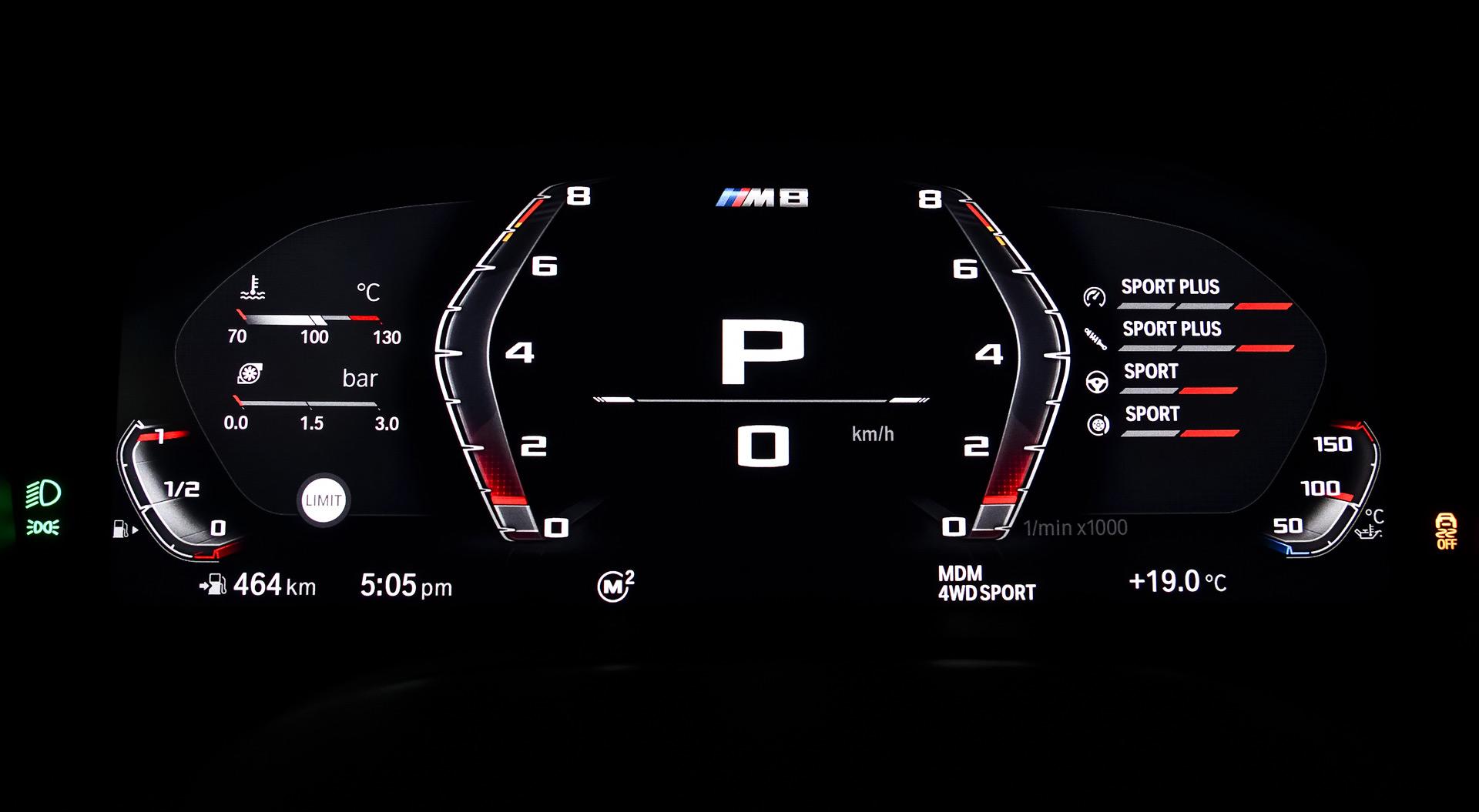 Přístrojová deska s konfigurací brzd v automobilu BMW M8