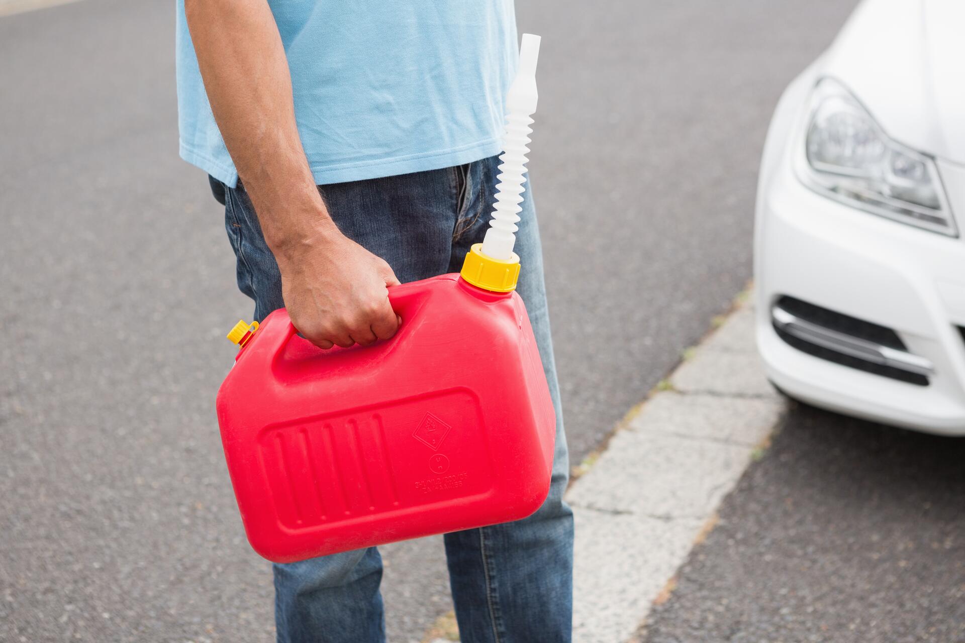 Proč se jízda na výpary nevyplácí a jak může poškodit auto?