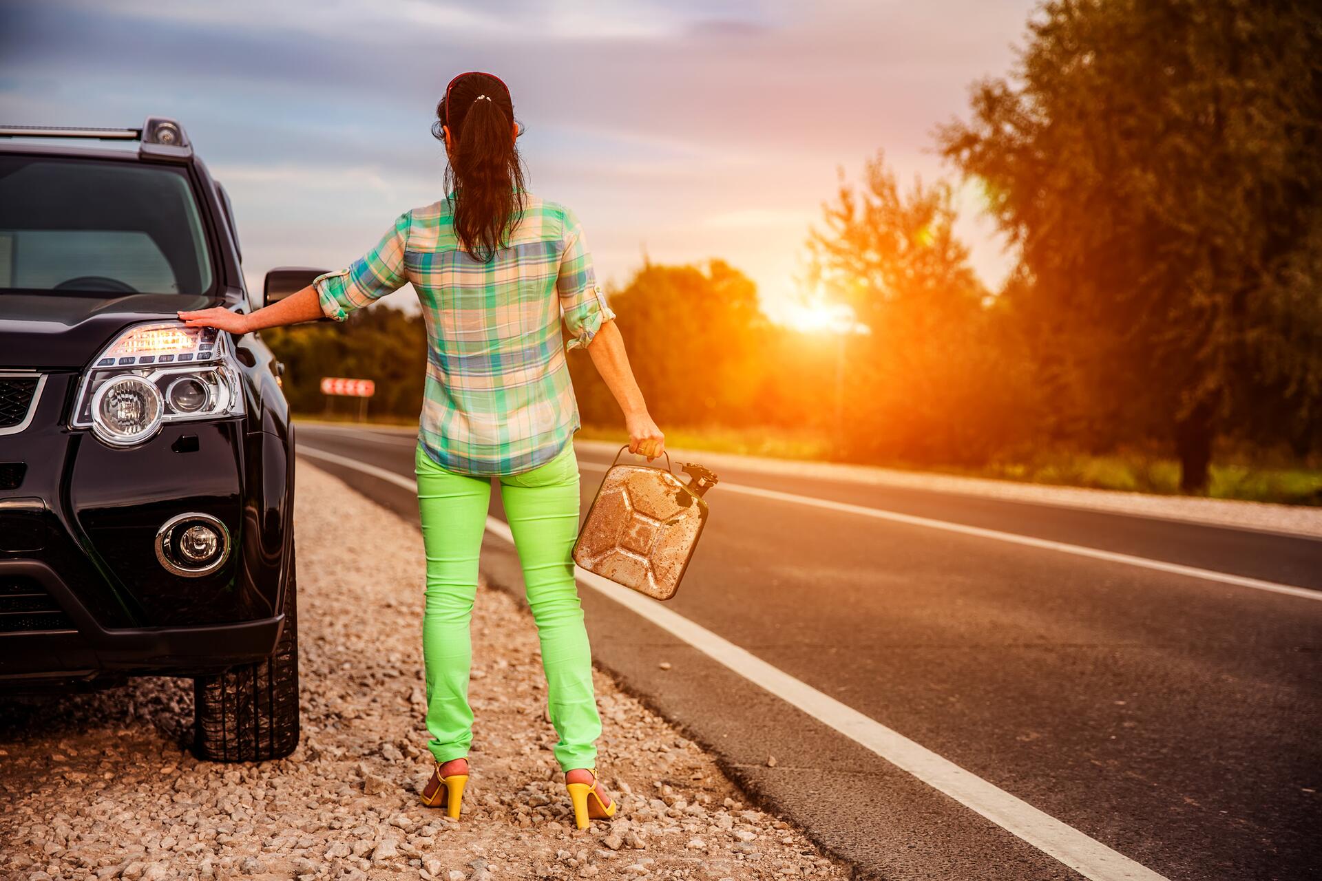 Proč se jízda na výpary nevyplácí a jak může poškodit auto?
