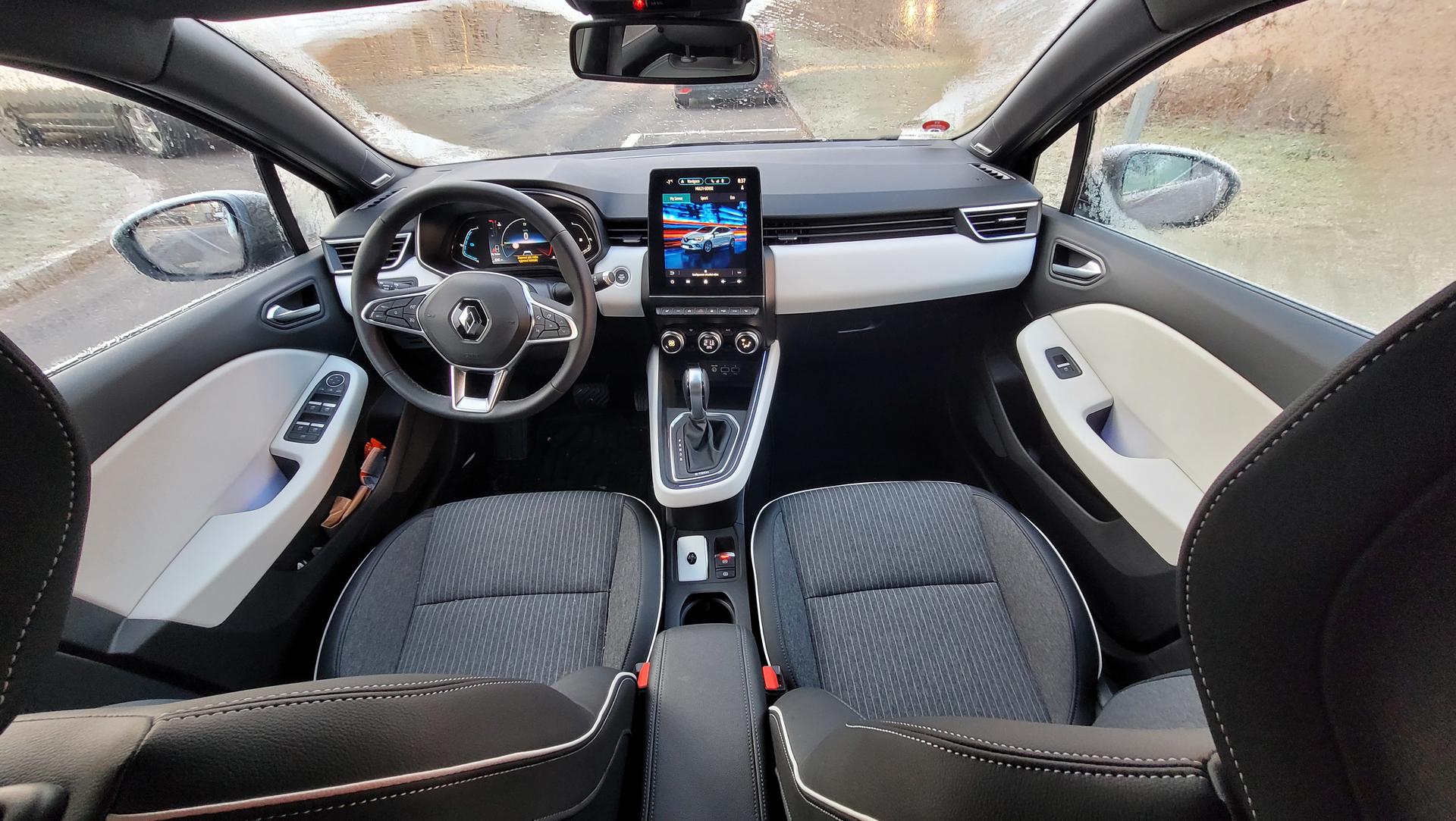 Renault Clio E-Tech - interiér vozu z recenze