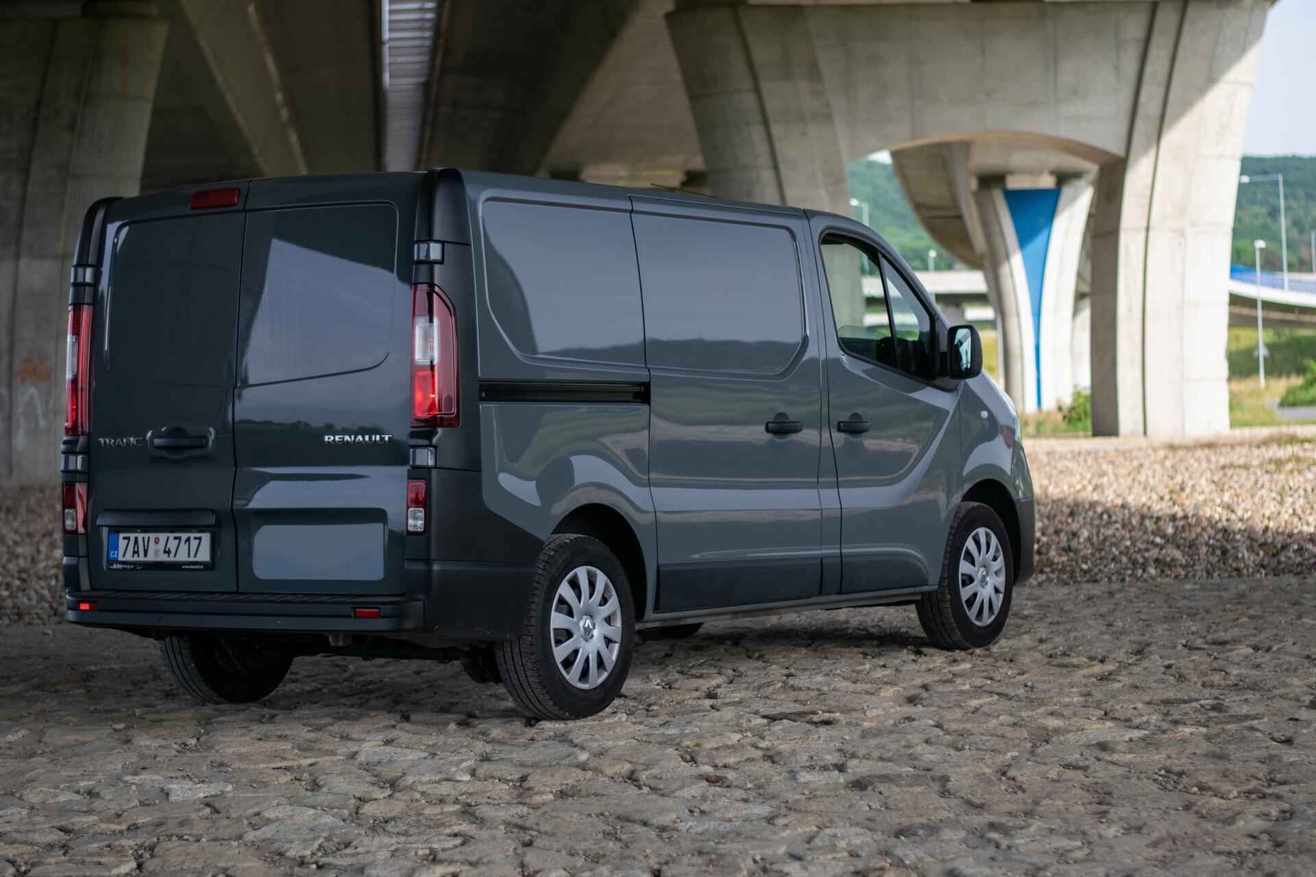 Boční pohled na Renault Trafic