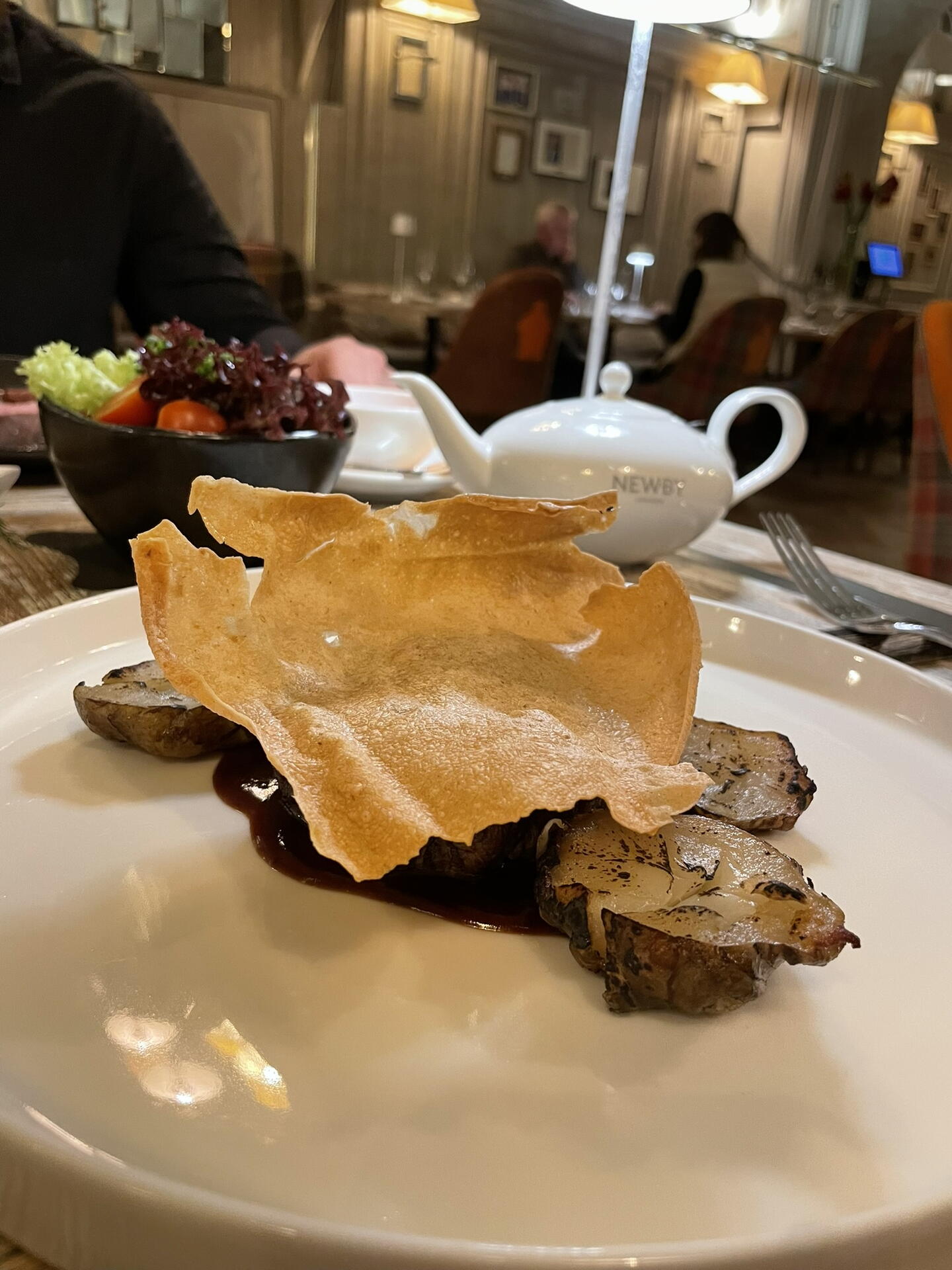 Restaurace Szara Gęś - hovězí steak s kontroverzní delikatesou Foie Gras