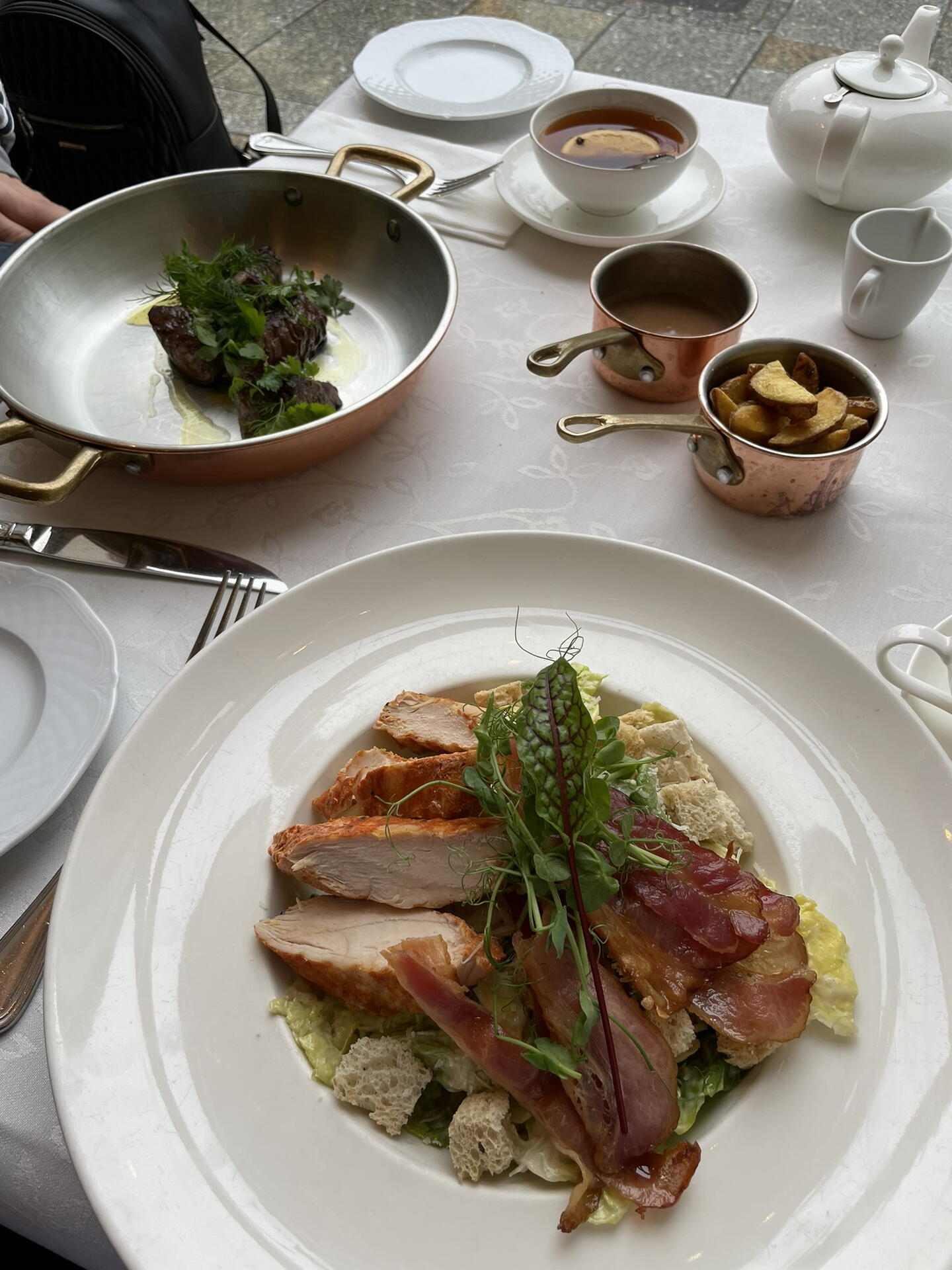 Restaurace Wesele - Caesar salát a hovězí steak s pepřovou omáčkou a pečenými bramborami