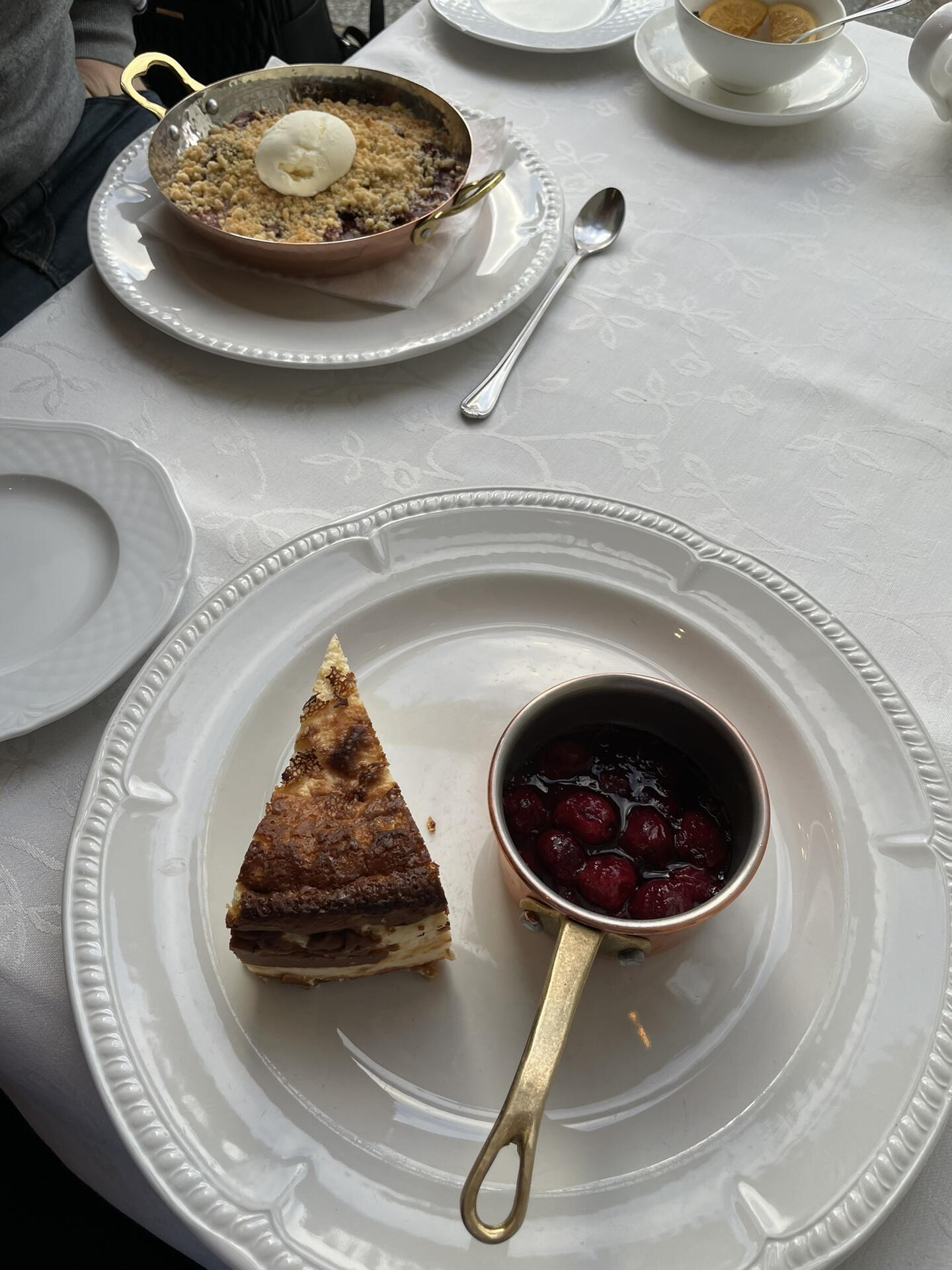 Restaurace Wesele - dezert Cheesecake s třešňovým předlivem a horké švestky s drobenkou a zmrzlinou