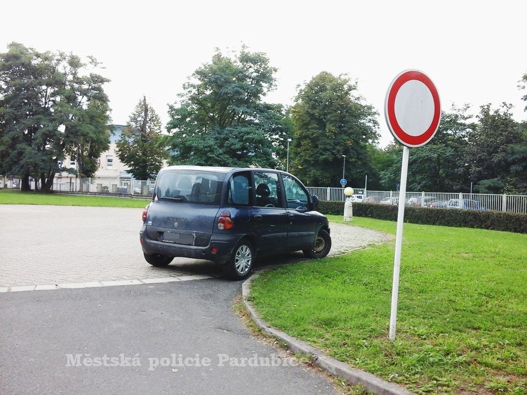 Řidič Multiply si udělal parkoviště z heliportu