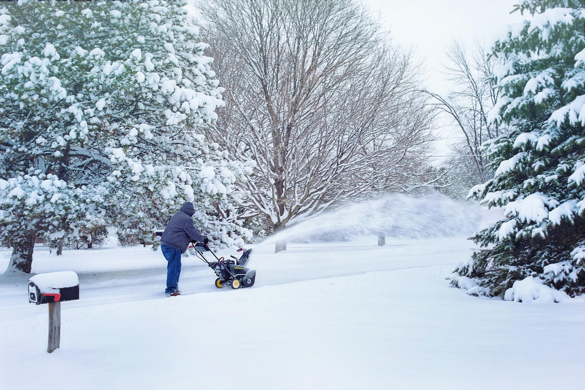 Sněhová fréza vám pomůže při úklidu sněhu před garáží