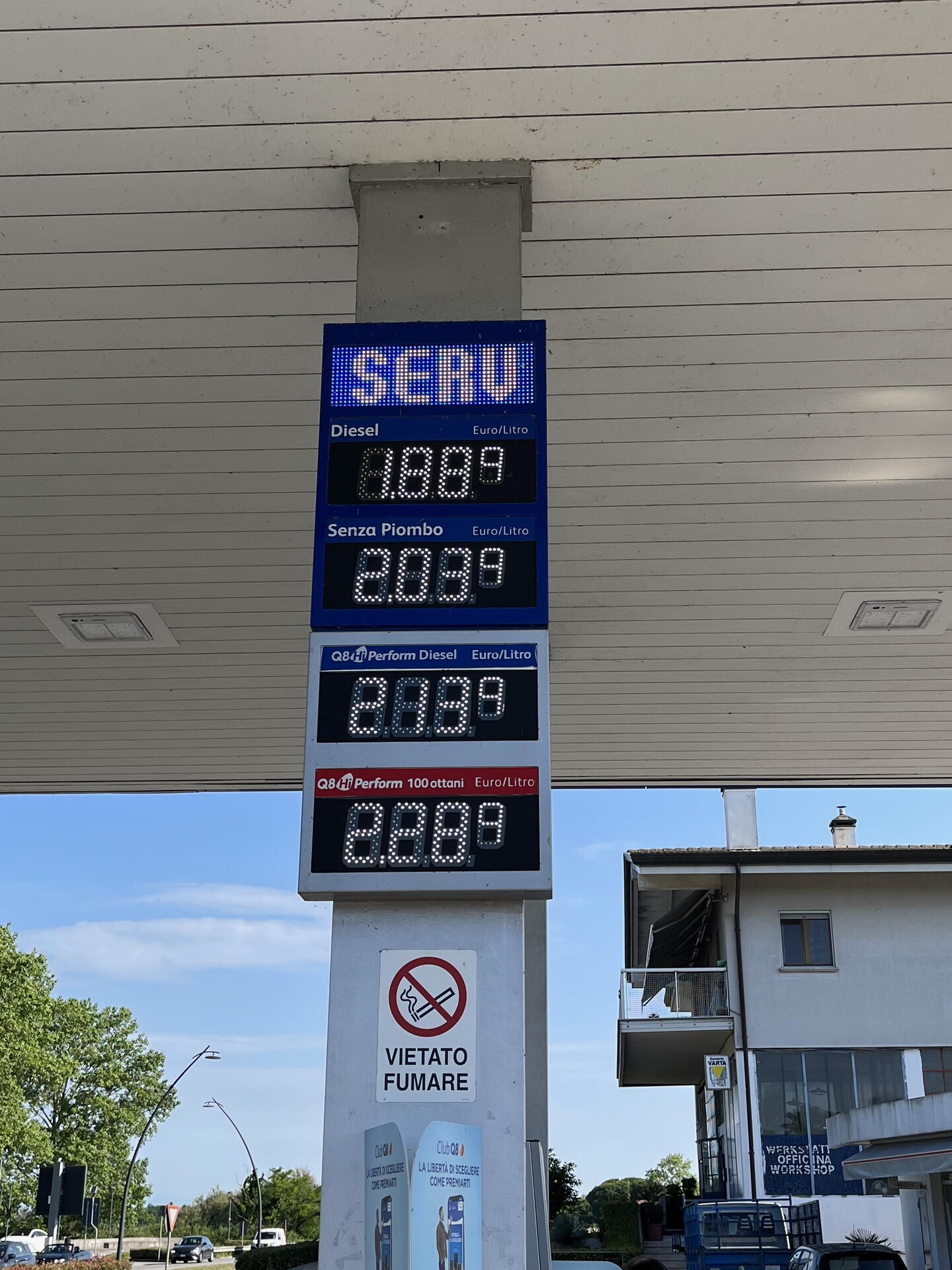 Stojan na čerpací stanici SERV
