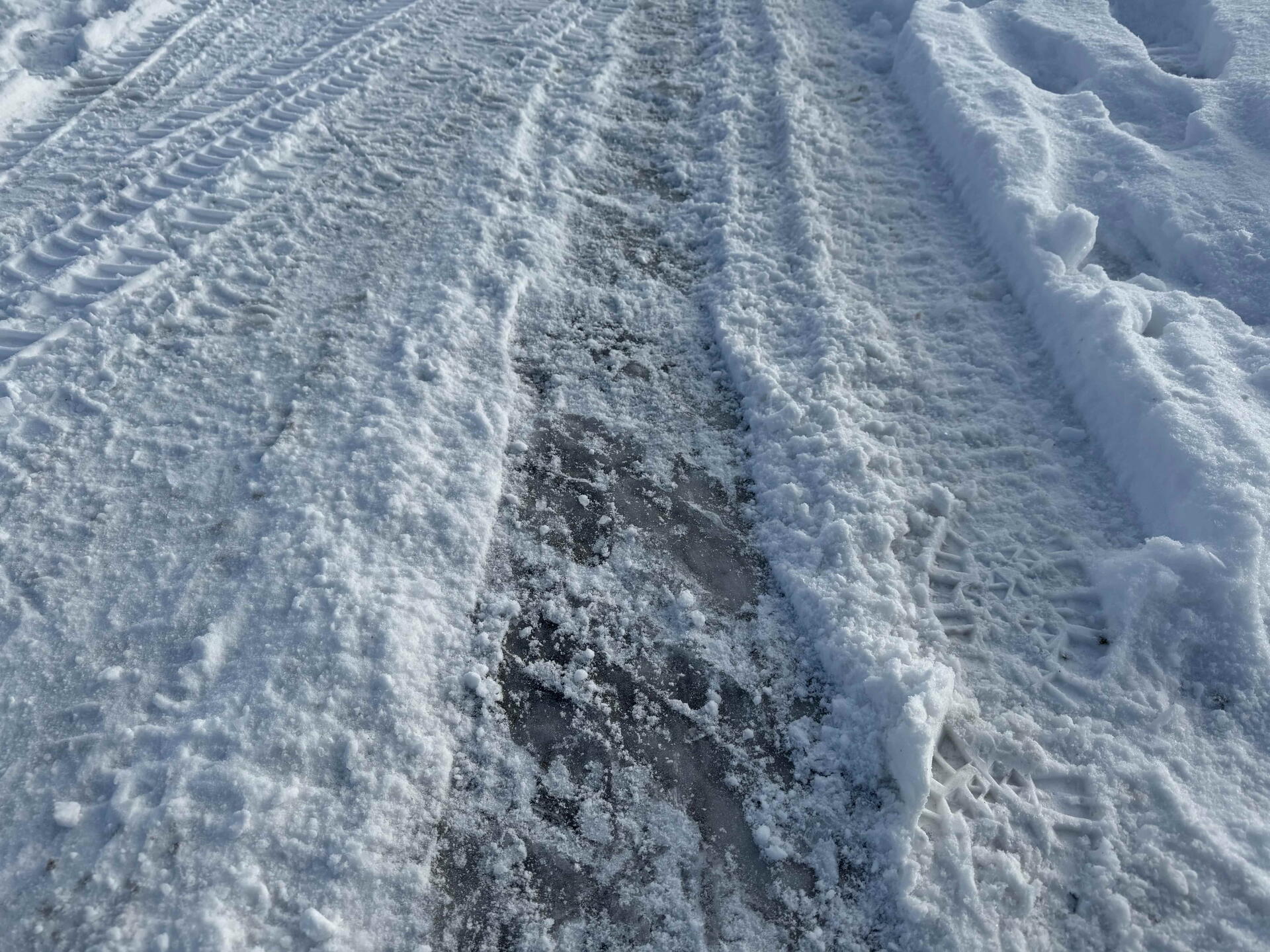 Test výjezdu do kopce bez a se sněhovými řetězy různých typů
