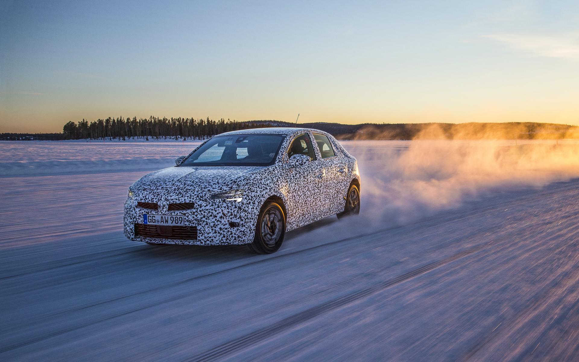 Nový automobil Opel Corsa při testech Testování vozu Opel Corsa při extrémních teplotách až -30°C
