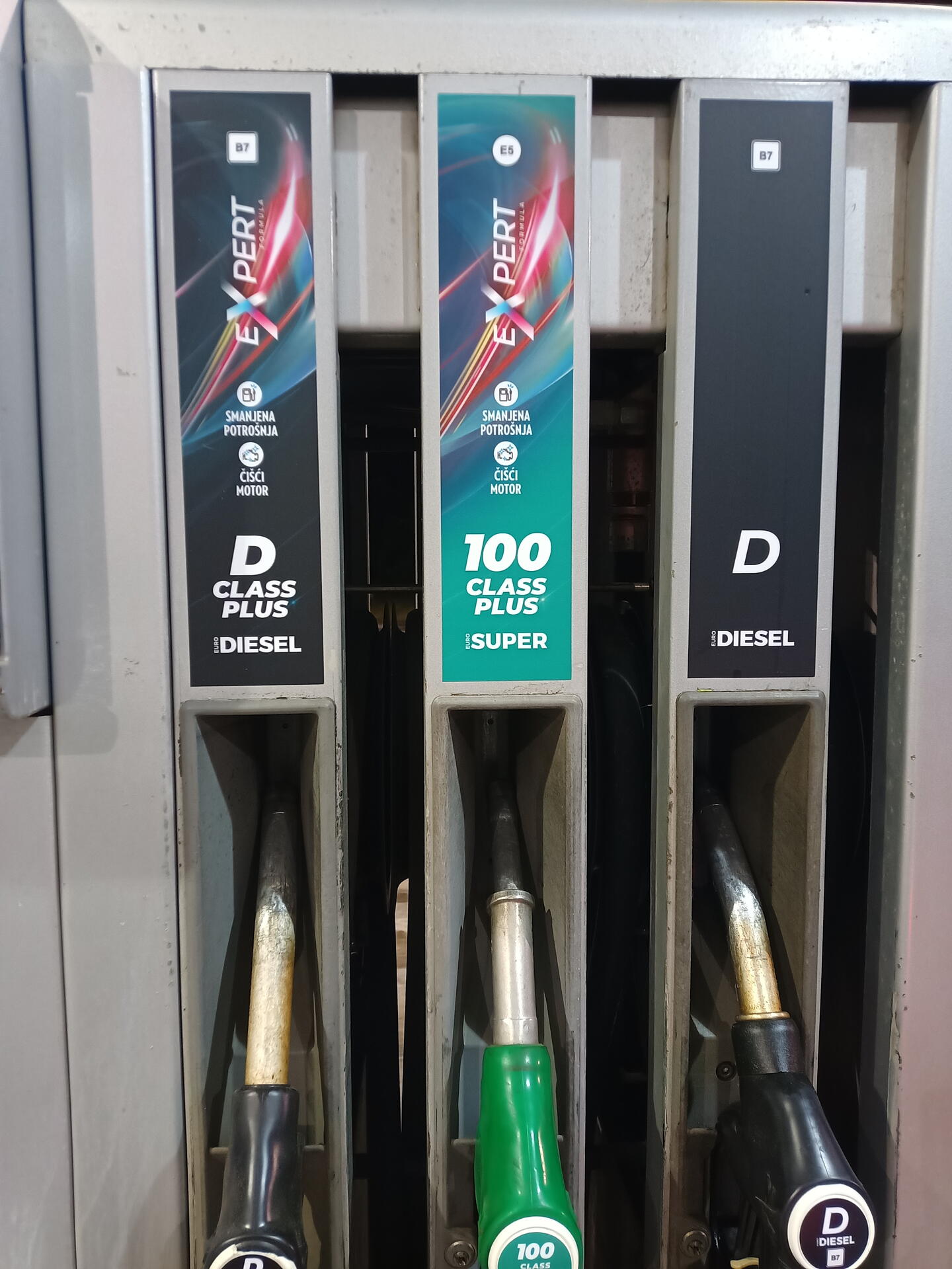 Značení paliv na stanici INA