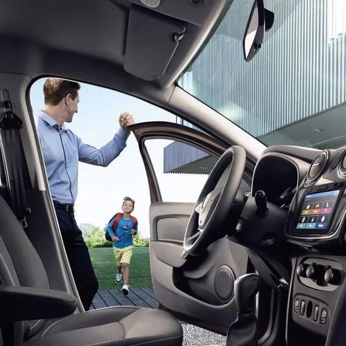 Dacia Sandero boční pohled do interiéru