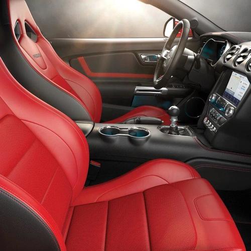 Ford Mustang červený interiér