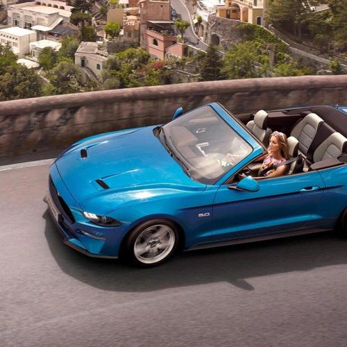 Ford Mustang panoramatická střecha