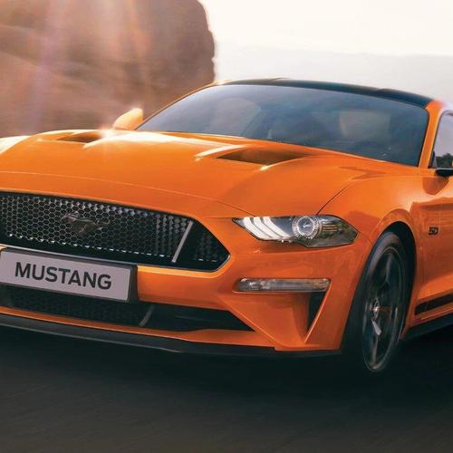 Ford Mustang v oranžovém provedení