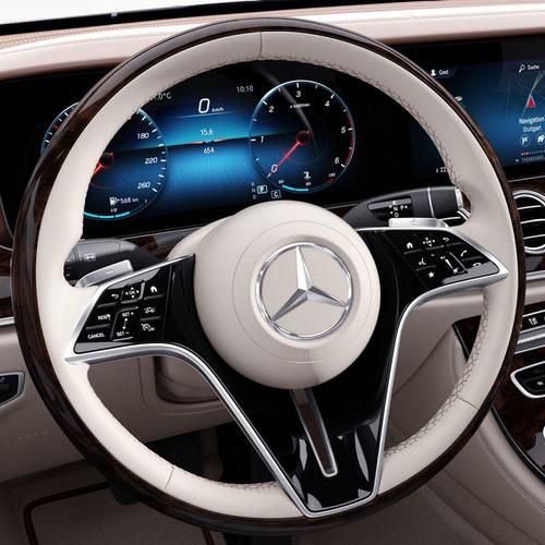 Mercedes-Benz E Sedan volant dřevo/kůže