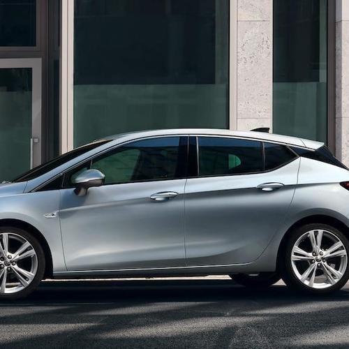 Opel Astra hatchback stříbrný
