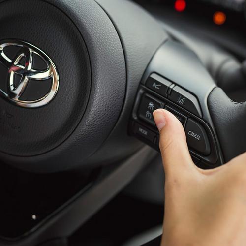 Toyota Yaris tlačítka na volantu