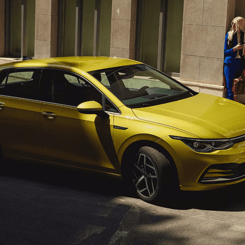 Volkswagen Golf hatchback žlutý