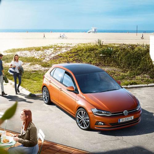 VW Polo v oranžovém provedení