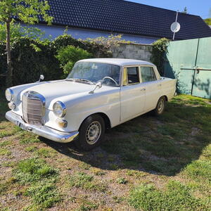 Mercedes-Benz 190 sedan W 110 2.0 BENZÍN 70kW manuál