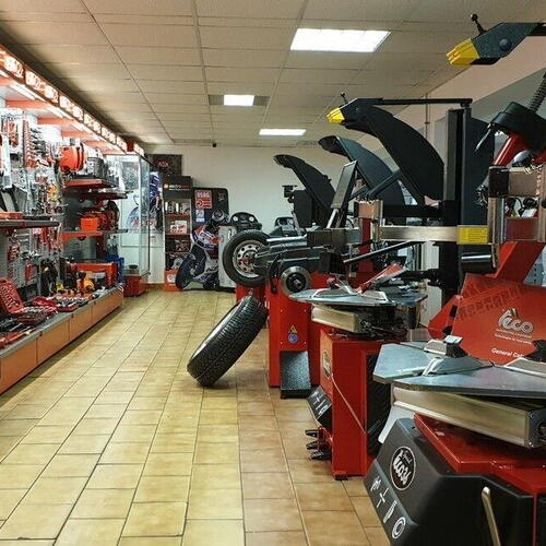 Technology - garage - showroom